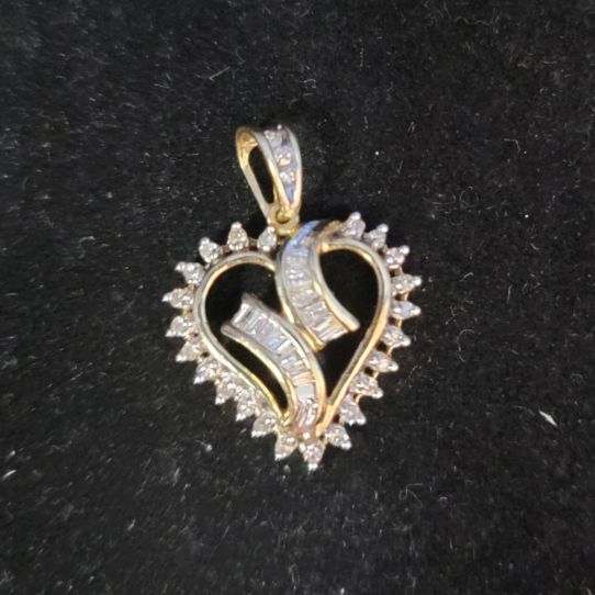 10K Gold Heart Diamonds Pendant, 2.85 grams