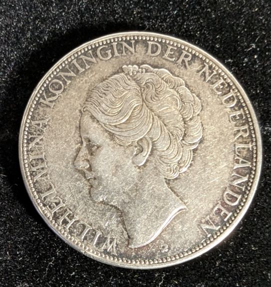 1933 Neatherlands 2 1/2 Gulden .72 Silver - Circulated