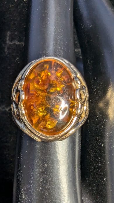 14K Yellow Gold Flower Ring with Amber Size is 6.75 Weight is 6.65 Grams