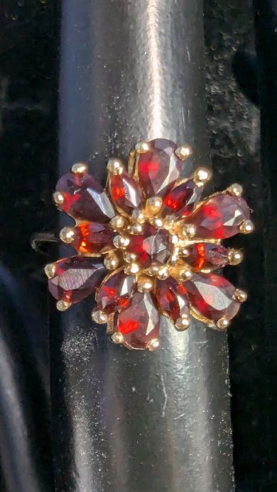 14K Yellow Gold Flower with Garnet Ring Size 5.25, 5.65 Grams